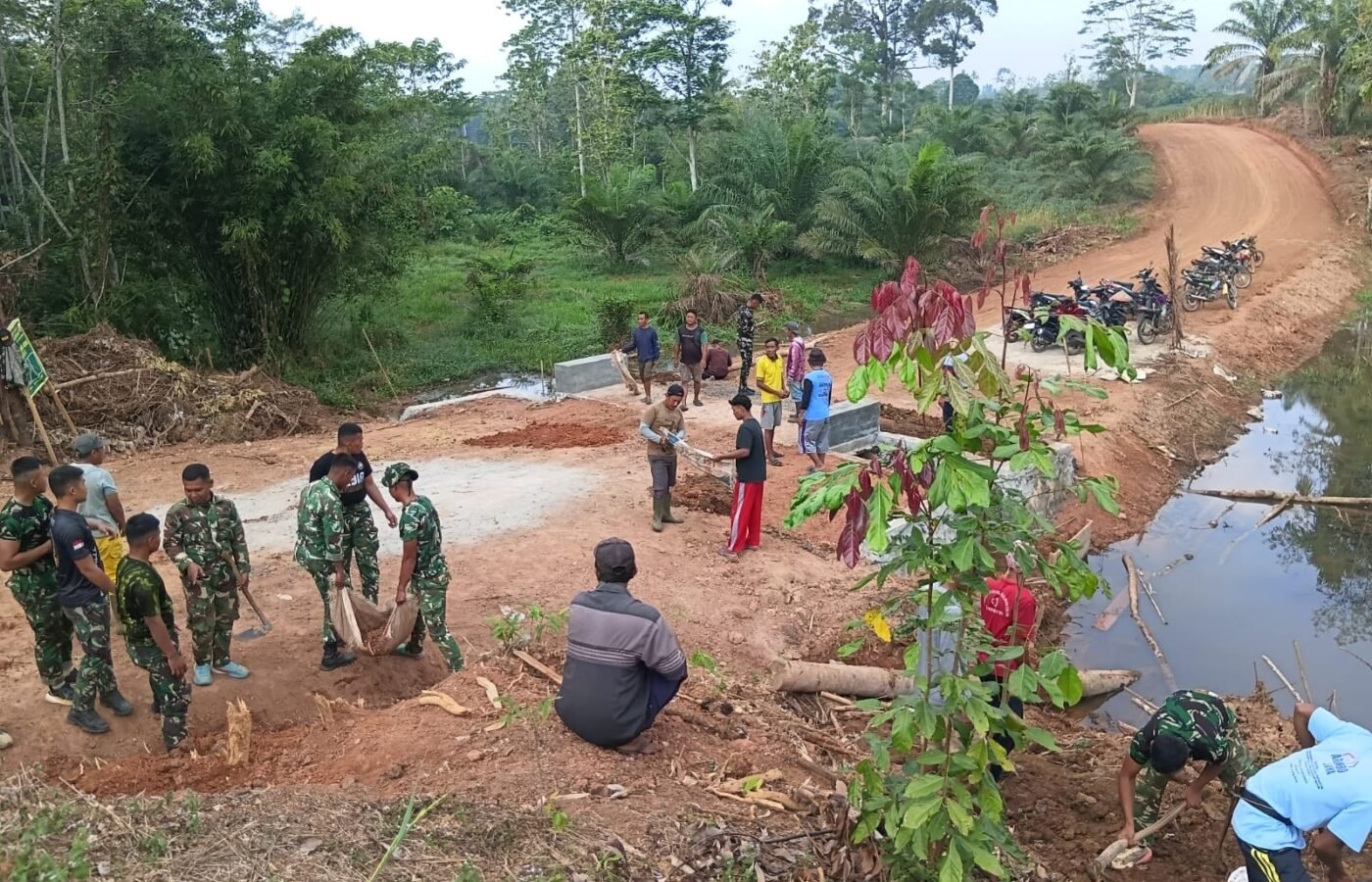 Kebersamaan Masyarakat dan TNI dalam TMMD Ke-129 di Desa Baru Raharja