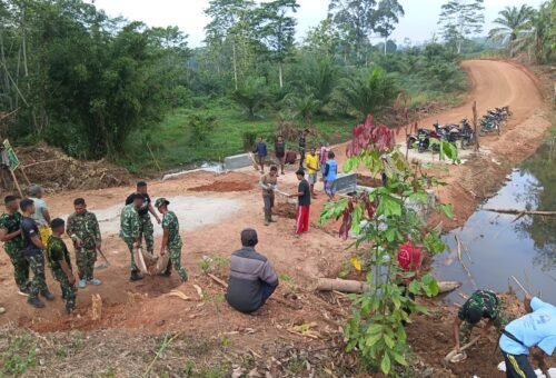 Kebersamaan Masyarakat dan TNI dalam TMMD Ke-129 di Desa Baru Raharja
