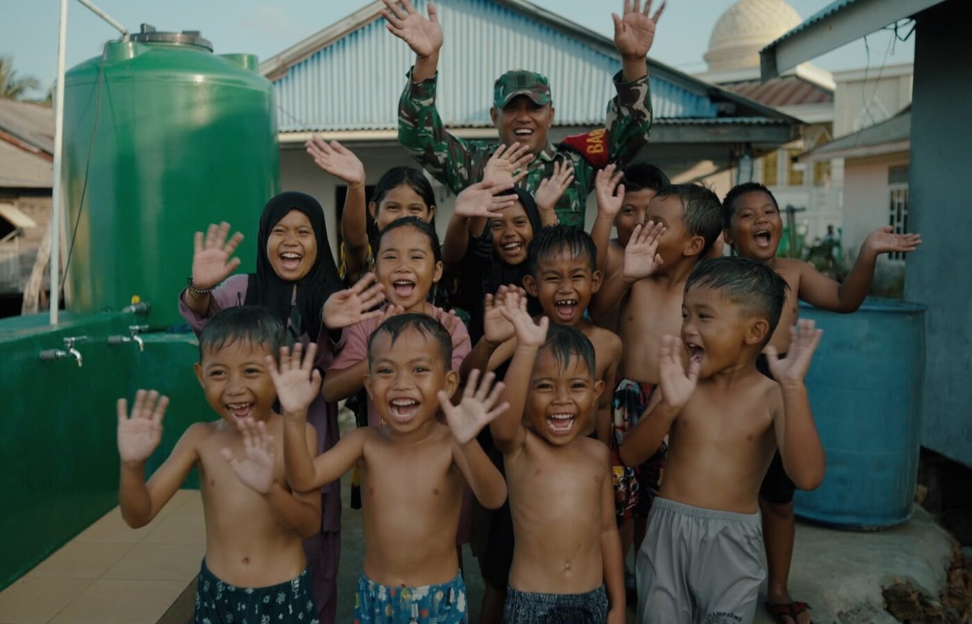 Kebahagiaan Anak-Anak Umbele dengan Fasilitas Mandi Baru