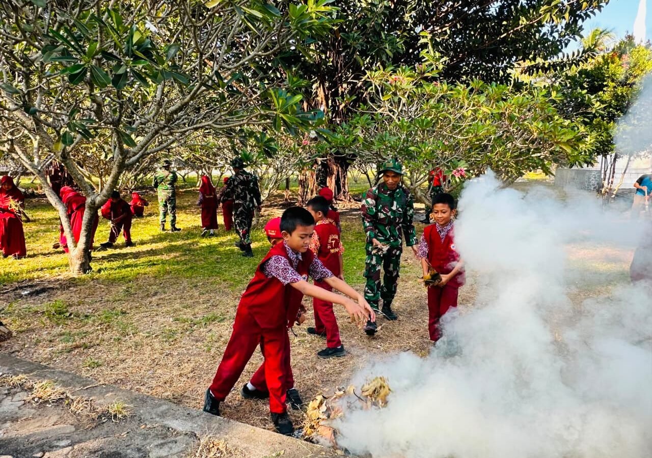 Kerja Bakti Bersama Pelajar, Satgas TMMD 129 Kodim 1404/Pinrang Bersihkan TMP Palia