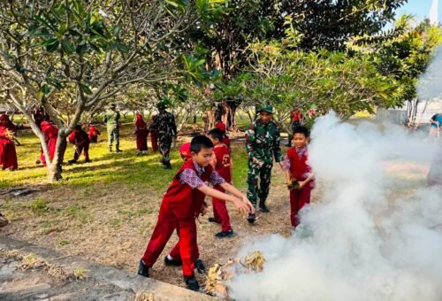 Kerja Bakti Bersama Pelajar, Satgas TMMD 129 Kodim 1404/Pinrang Bersihkan TMP Palia