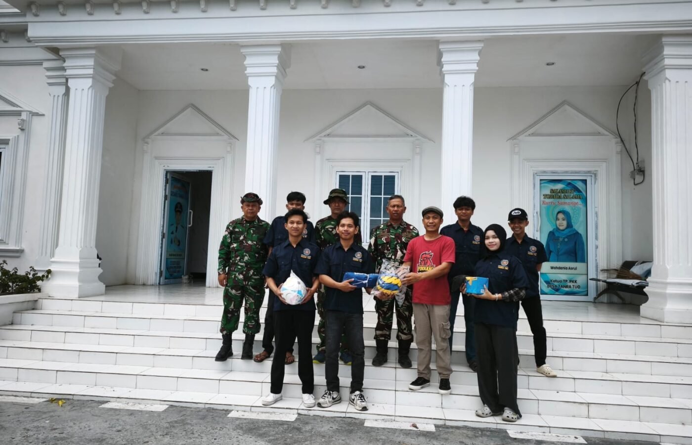 Mendorong Olahraga dan Kebersamaan, Satgas TMMD Ke-129 Kodim 1404/Pinrang Serahkan Alat Olahraga