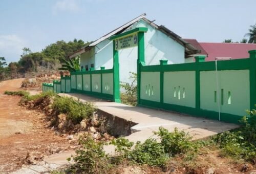 Pagar SDN Polewali Dicat Nusantara, Kepala Sekolah Berikan Penghargaan kepada Tim TMMD