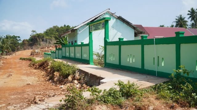 Pagar SDN Polewali Dicat Nusantara, Kepala Sekolah Berikan Penghargaan kepada Tim TMMD