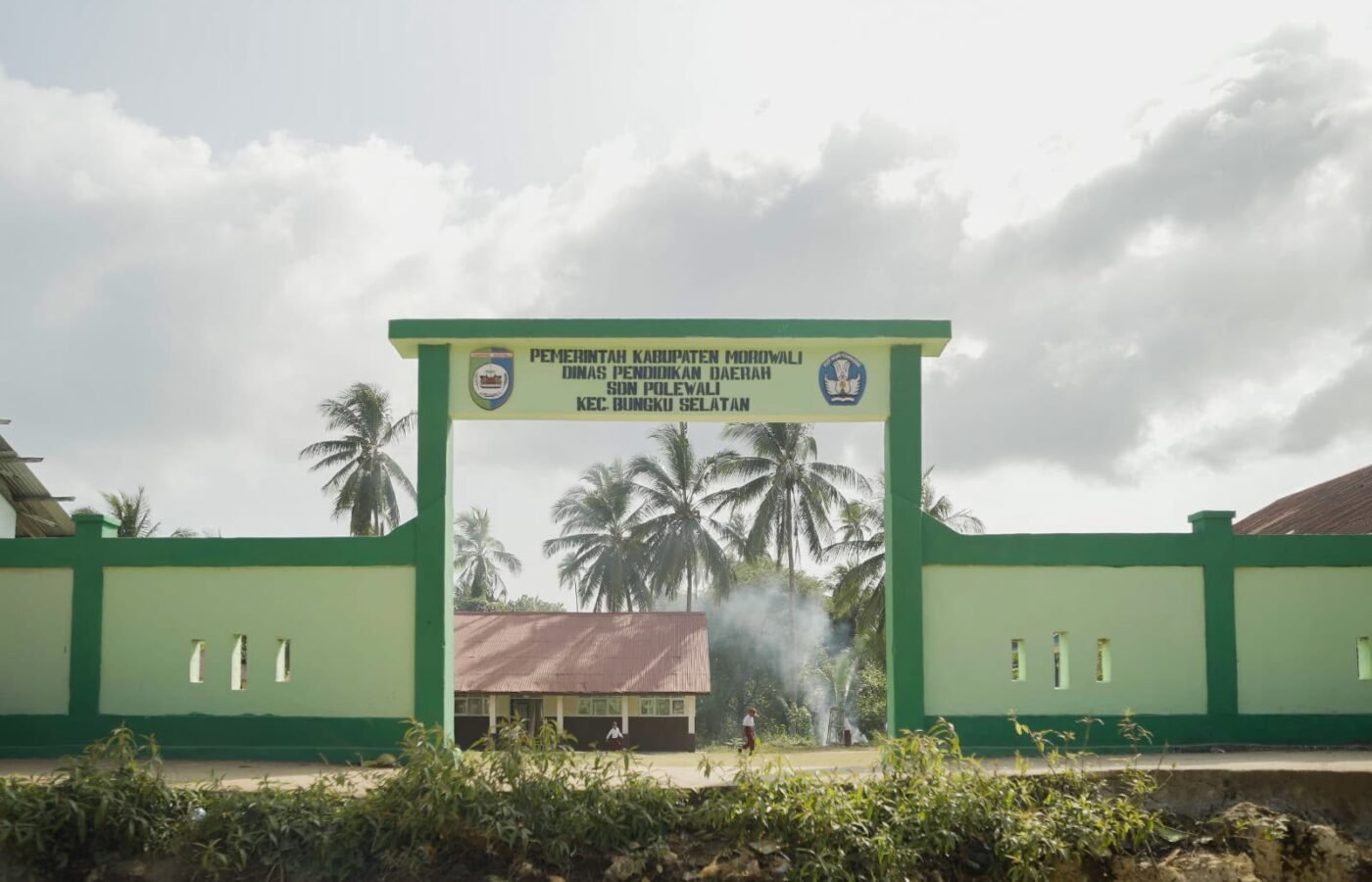 Peningkatan Fasilitas Pendidikan di SDN Polewali oleh Satgas TMMD