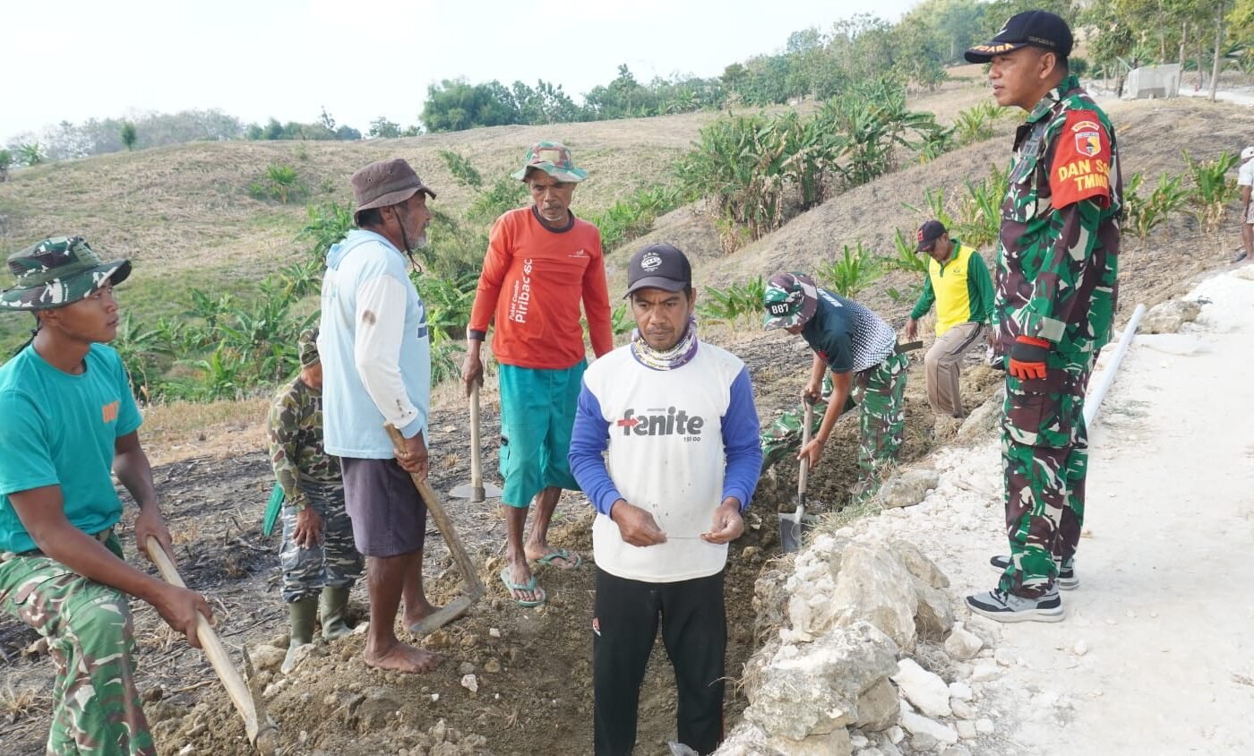 Danki TMMD 129 Kodim 0812/Lamongan Memimpin Pembangunan Saluran Air di Desa Tlemang