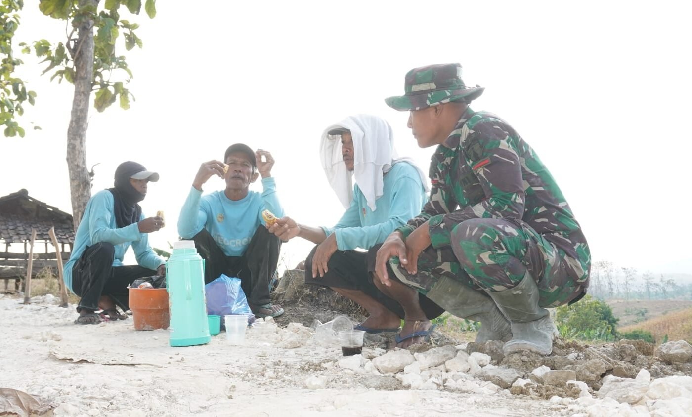 Kebersamaan Satgas TMMD 129 Kodim 0812/Lamongan dalam Nasi Bungkus dan Kehangatan Bersama Petani