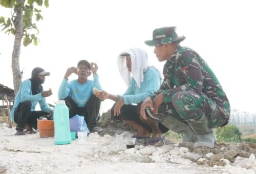 Kebersamaan Satgas TMMD 129 Kodim 0812/Lamongan dalam Nasi Bungkus dan Kehangatan Bersama Petani