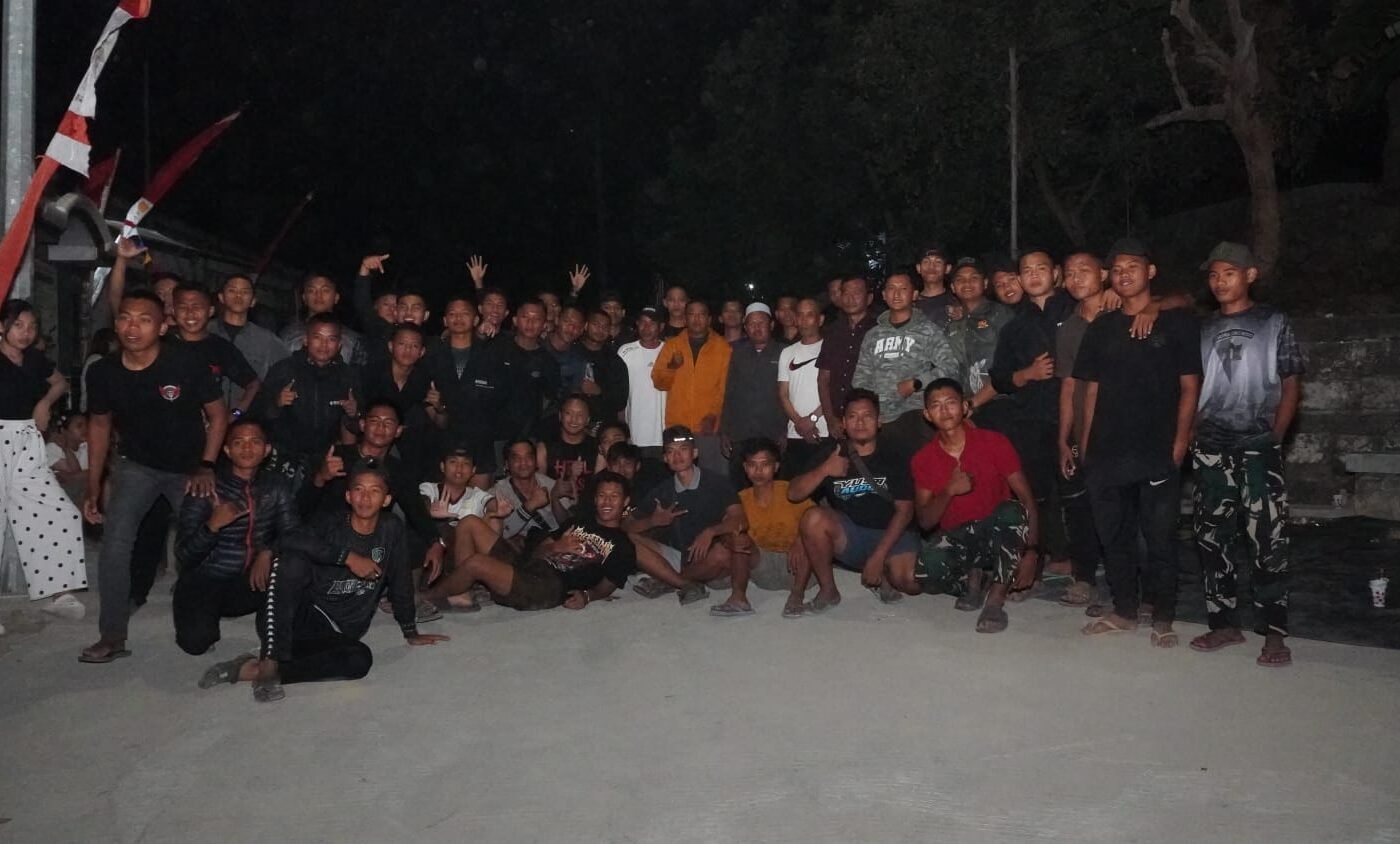 Kebersamaan dalam Olahraga: TNI dan Warga Desa Tlemang Berbaur di Lapangan Voli