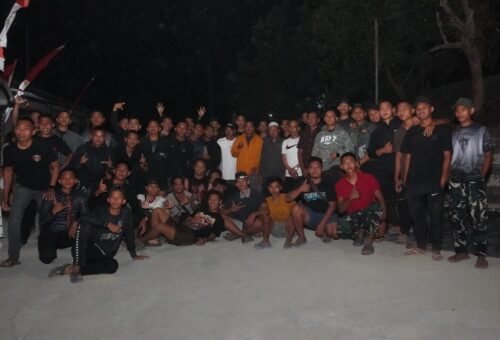 Kebersamaan dalam Olahraga: TNI dan Warga Desa Tlemang Berbaur di Lapangan Voli