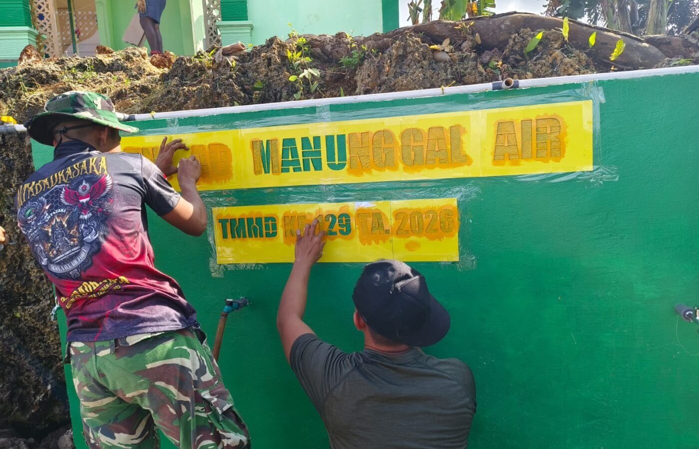 Pemasangan Stiker Proyek Air Bersih TMMD ke-129 di Morowali