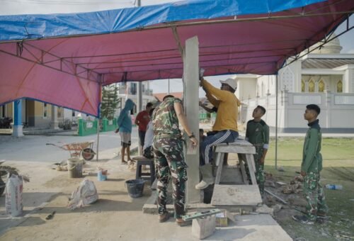 Kolaborasi Satgas TMMD dan Warga dalam Pembangunan Gapura