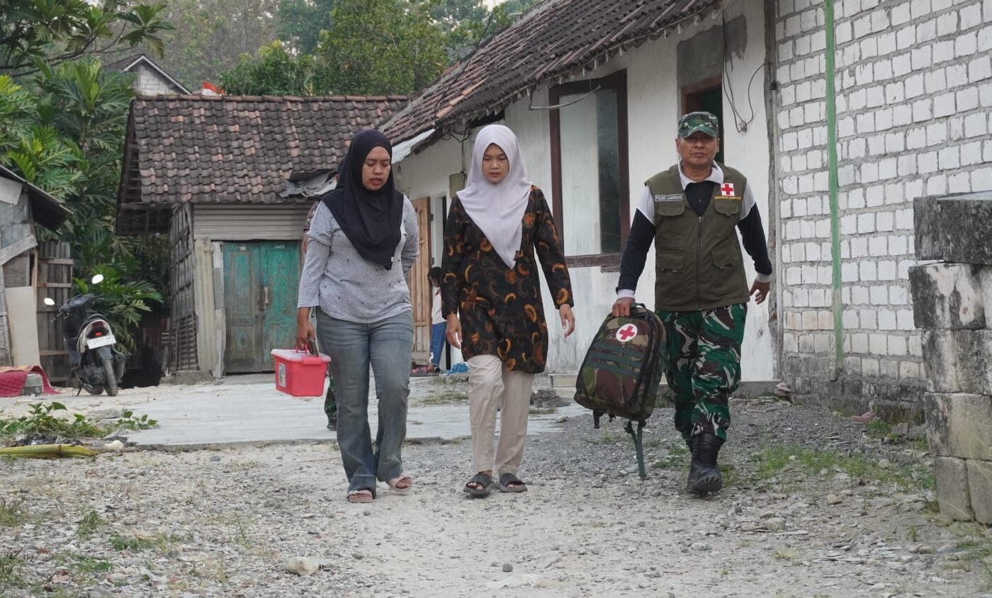 Keterlibatan Tim Kesehatan TMMD 129 dan Bidan Desa dalam Meningkatkan Kesehatan Warga Tlemang