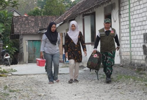 Keterlibatan Tim Kesehatan TMMD 129 dan Bidan Desa dalam Meningkatkan Kesehatan Warga Tlemang