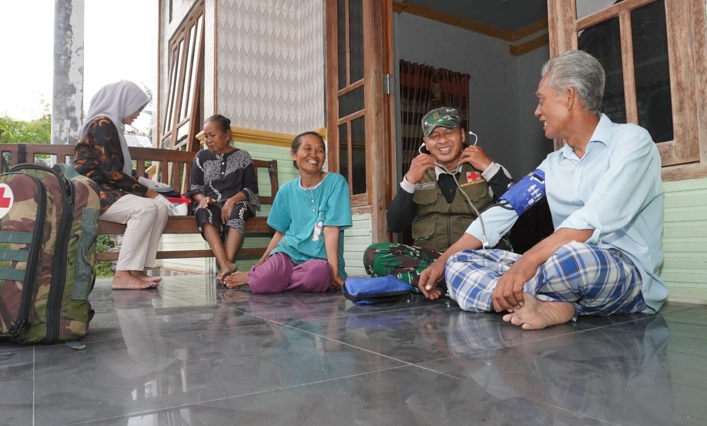 Bantuan Kesehatan dari Satgas TMMD, Mbah Samijan Terharu Dihadirkan Tim Medis