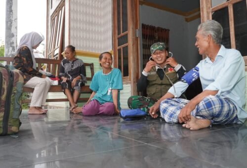 Bantuan Kesehatan dari Satgas TMMD, Mbah Samijan Terharu Dihadirkan Tim Medis