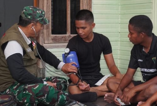 Pemantauan Kesehatan Anggota Satgas TMMD 129 di Desa Tlemang