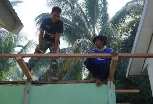 Renovasi Fasilitas MCK di SDN Polewali oleh Satgas TMMD