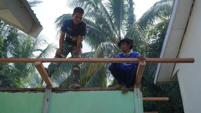 Renovasi Fasilitas MCK di SDN Polewali oleh Satgas TMMD