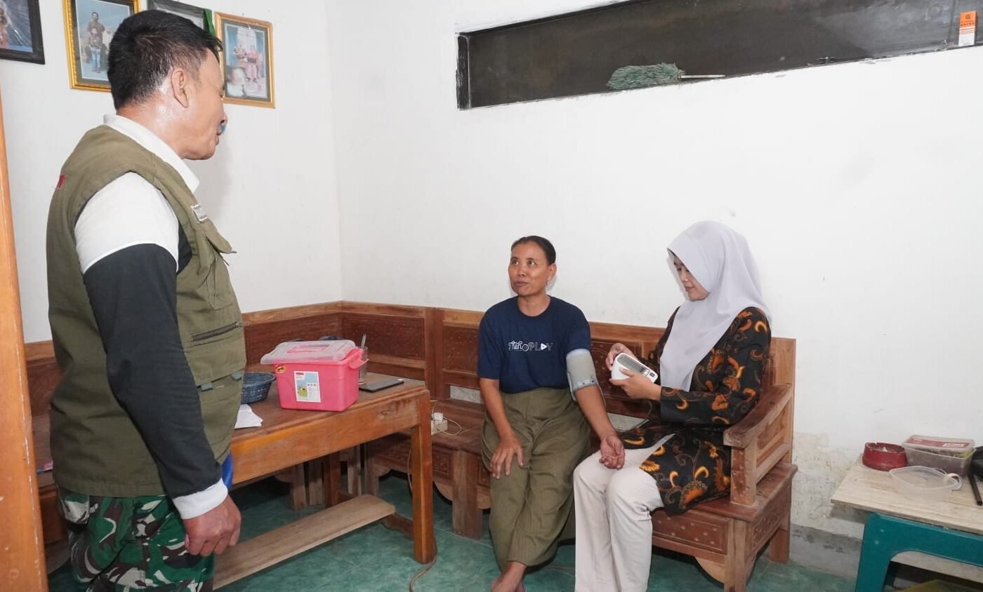 Kunjungan Tim Kesehatan dalam Program TMMD 129, Ibu Sutinah Rasakan Kasih Sayang dan Perhatian