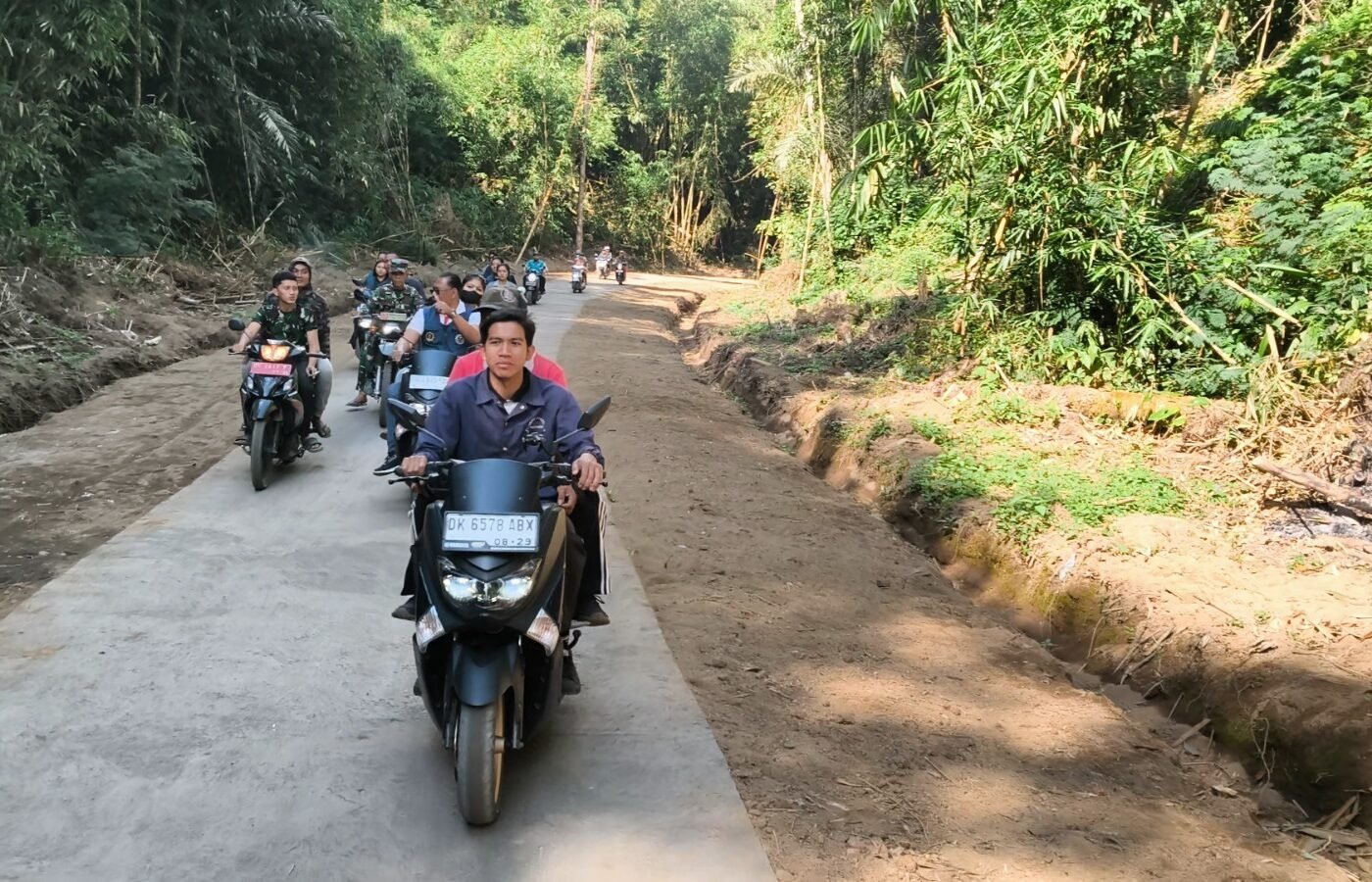 Warga Desa Sekardadi Merasakan Manfaat Jalan Baru Melalui Test Ride TMMD