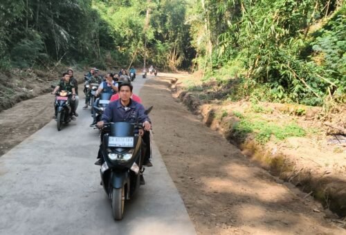 Warga Desa Sekardadi Merasakan Manfaat Jalan Baru Melalui Test Ride TMMD