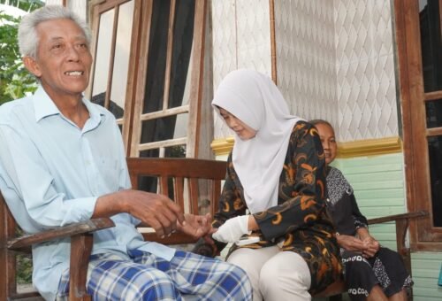 Pak Samijan Bersemangat Ikuti Pemeriksaan Kesehatan oleh Tim TMMD 129 dan Bidan Desa