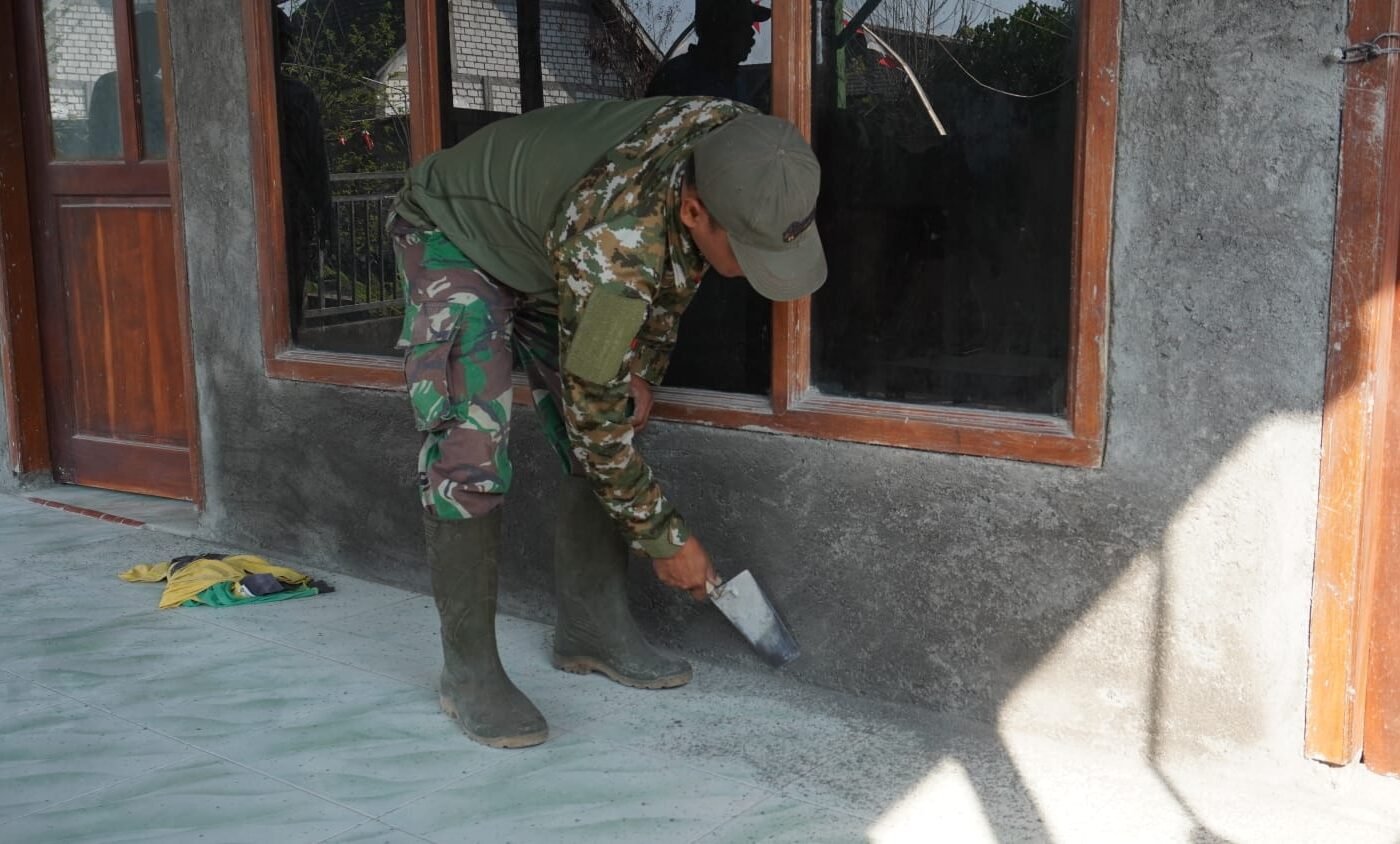 Karya Bersama Warga, Sertu Jainur Hiasi Mushola Desa Tlemang