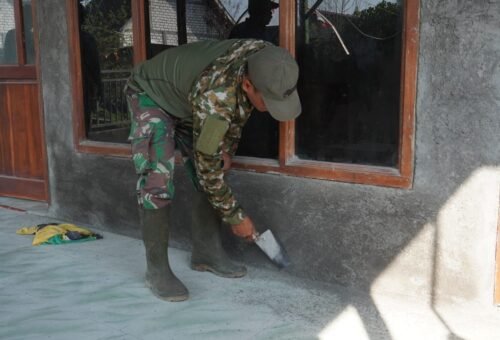 Karya Bersama Warga, Sertu Jainur Hiasi Mushola Desa Tlemang