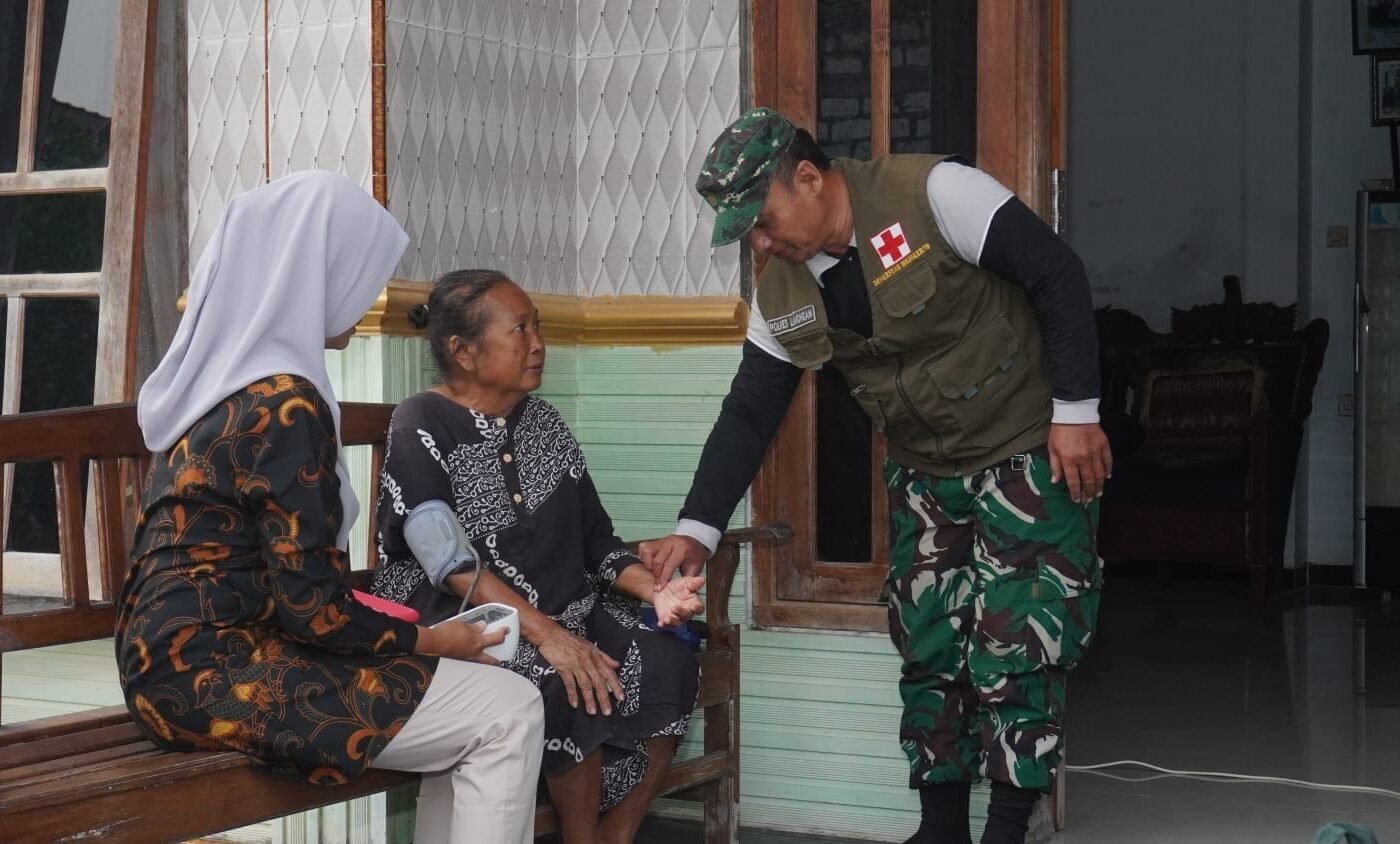 Pelayanan Kesehatan yang Berkemanusiaan, Mbah Samini Sambut Tim Kesehatan TMMD 129 dengan Bahagia