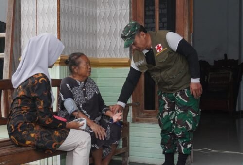 Pelayanan Kesehatan yang Berkemanusiaan, Mbah Samini Sambut Tim Kesehatan TMMD 129 dengan Bahagia