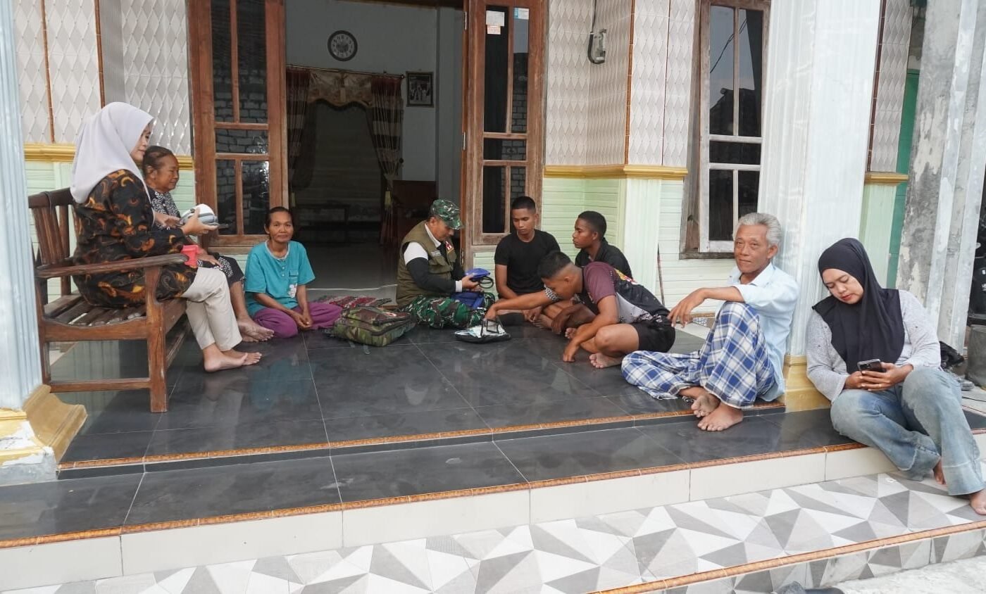 Semangat Anggota Satgas TMMD 129 dalam Pemeriksaan Kesehatan Rutin di Tlemang