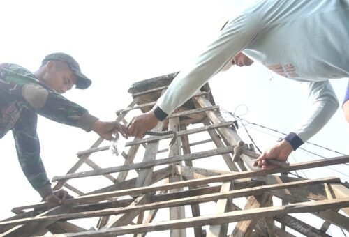 Kegiatan TMMD Ke-129 di Desa Tlemang, TNI dan Masyarakat Bersatu dalam Renovasi Pos Kamling