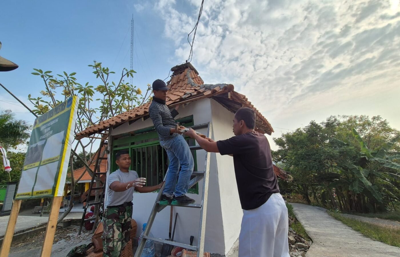 Rehabilitasi Pos Kamling di Desa Tlemang oleh Satgas TMMD 129 Bersama Masyarakat