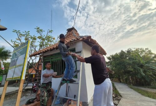 Rehabilitasi Pos Kamling di Desa Tlemang oleh Satgas TMMD 129 Bersama Masyarakat