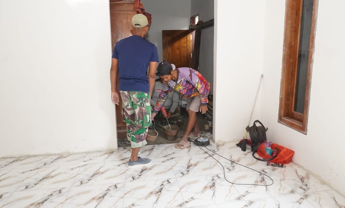 Pemasangan Keramik Selesai, Ibu Siswati Rasakan Transformasi Rumahnya