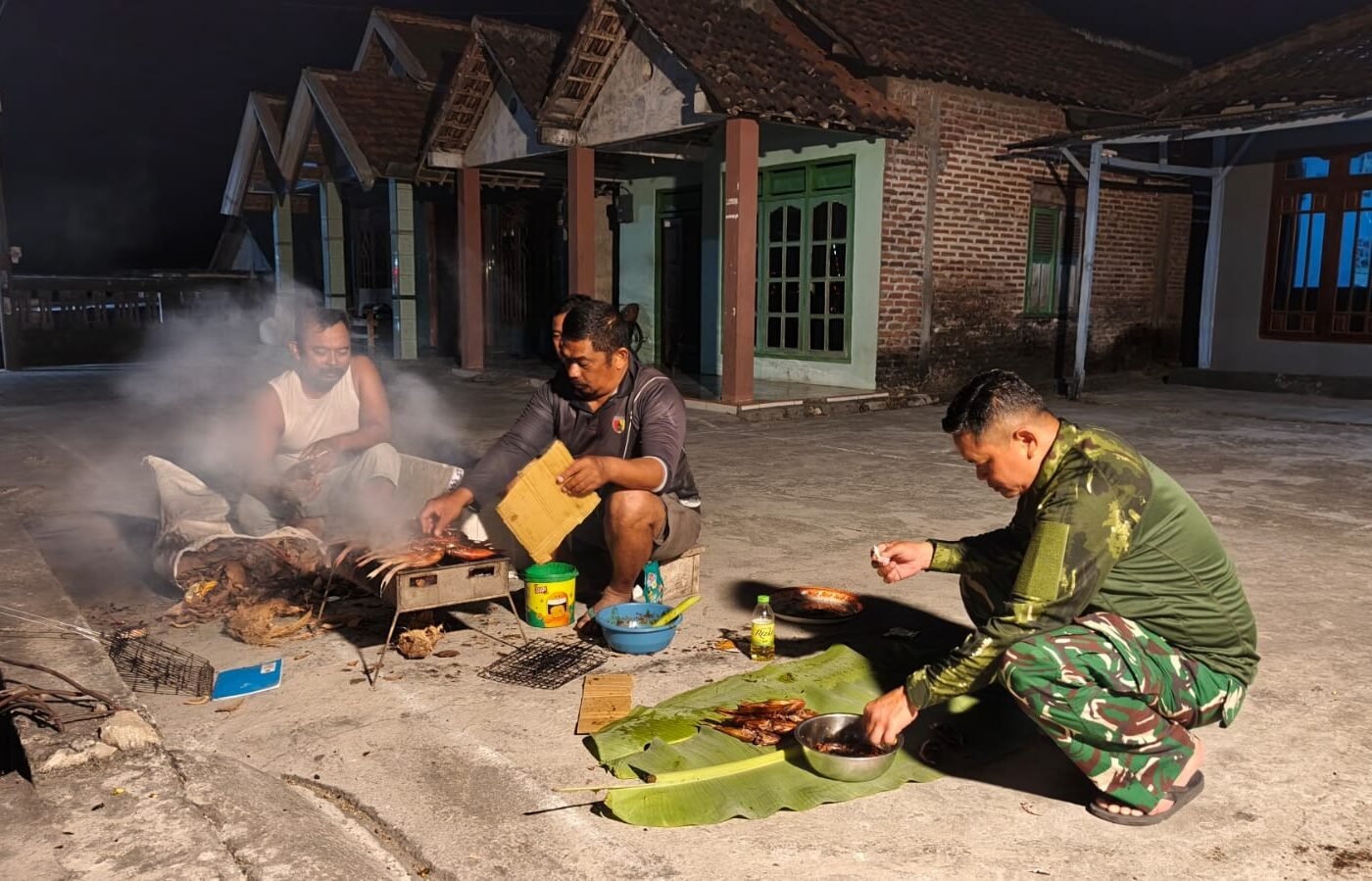 Malam Penuh Ceria, Anggota Satgas TMMD 129 dan Warga Desa Tlemang Rayakan Kebersamaan Lewat Acara Bakar Ikan