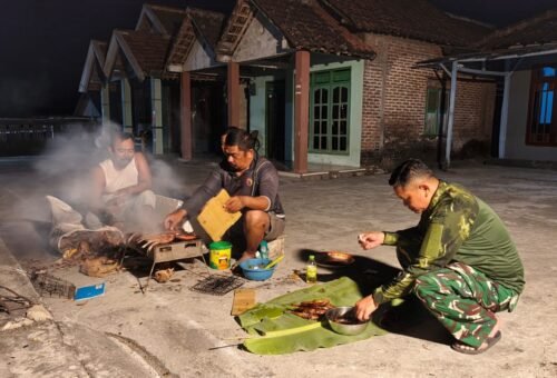 Malam Penuh Ceria, Anggota Satgas TMMD 129 dan Warga Desa Tlemang Rayakan Kebersamaan Lewat Acara Bakar Ikan