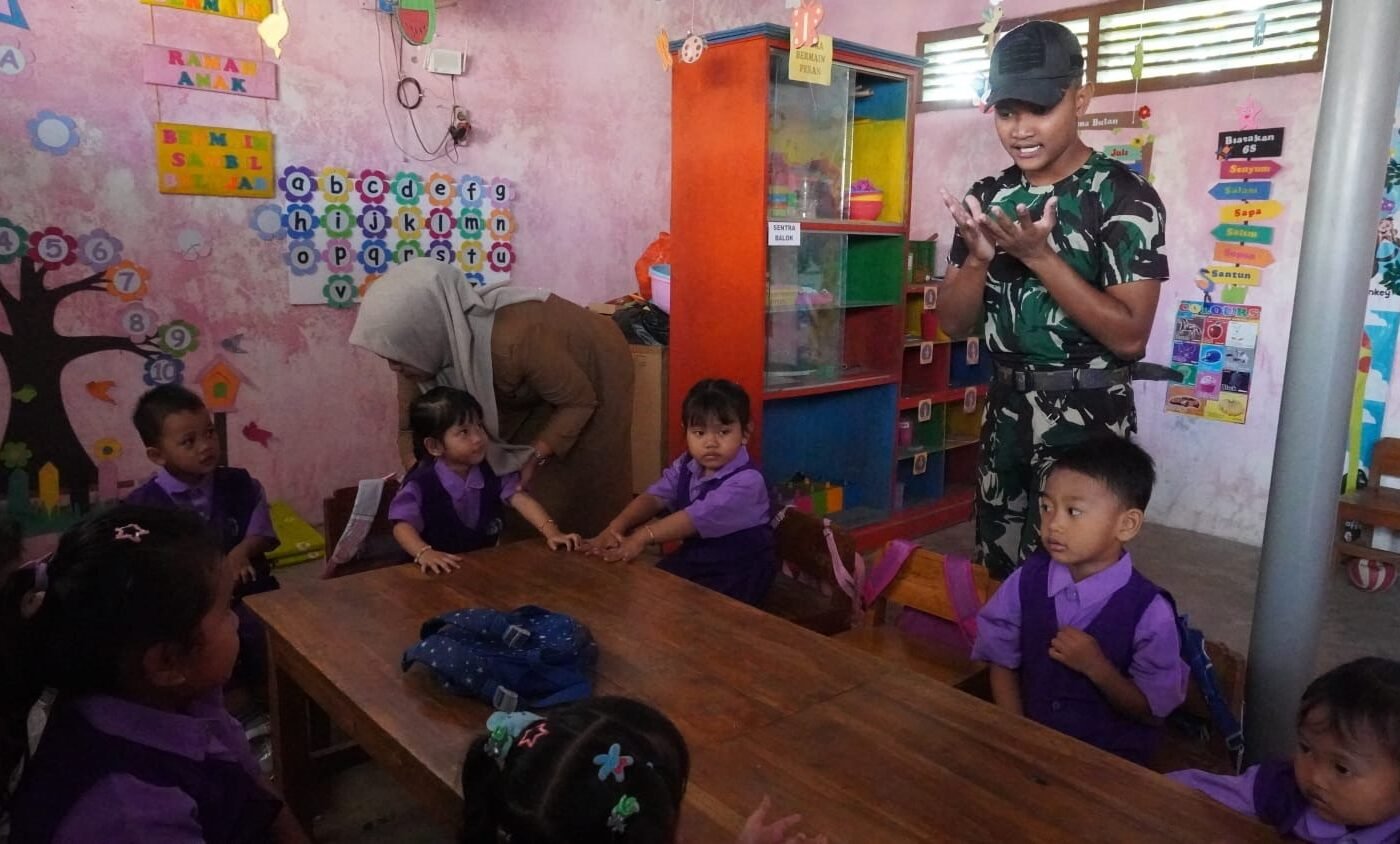 Edukasi dan Keceriaan Untuk Anak-Anak PAUD, Serda Rama Satgas TMMD 129 Gelar Kegiatan Menarik di Desa Tlemang