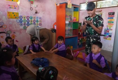 Edukasi dan Keceriaan Untuk Anak-Anak PAUD, Serda Rama Satgas TMMD 129 Gelar Kegiatan Menarik di Desa Tlemang