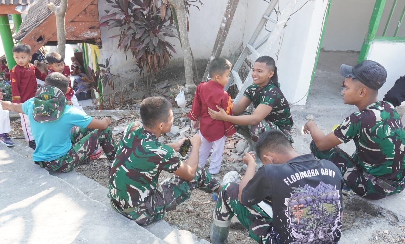 Gembira Bersama Anak TK, Anggota Satgas TMMD 129 Nikmati Waktu Santai di Desa Tlemang