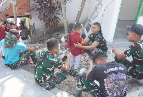Gembira Bersama Anak TK, Anggota Satgas TMMD 129 Nikmati Waktu Santai di Desa Tlemang