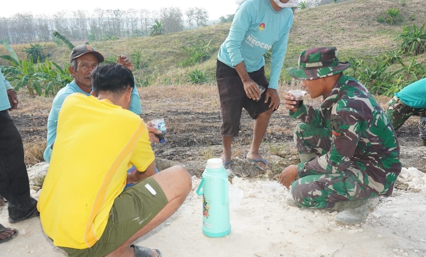 Keakraban di Antara Proyek, Anggota Satgas TMMD 129 dan Penduduk Lokasi Tandon Air Dusun Bakon Saling Menikmati Teh Hangat dan Gorengan