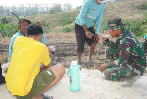 Keakraban di Antara Proyek, Anggota Satgas TMMD 129 dan Penduduk Lokasi Tandon Air Dusun Bakon Saling Menikmati Teh Hangat dan Gorengan