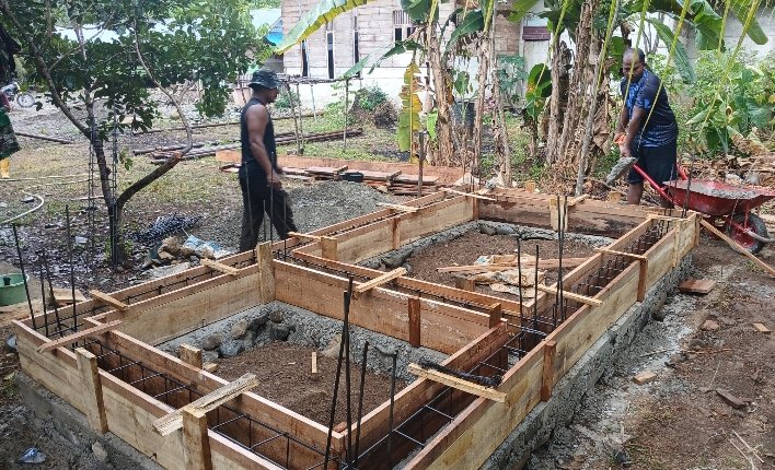 Pembangunan MCK Dipercepat, Satgas TMMD Ke-129 Kodim 0102/Pidie Genjot Pengecoran Pondasi di Dayah Babul Ula Al Munawarah