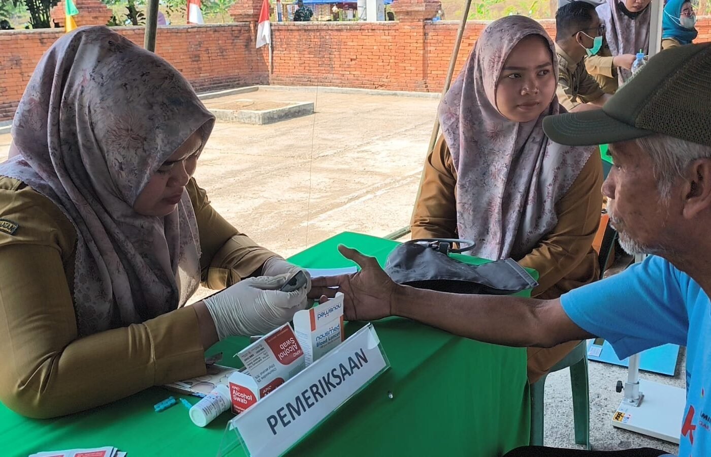 Kodim 0620/Cirebon Laksanakan Pengobatan Gratis Dalam Program TMMD Ke-129