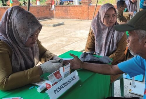 Kodim 0620/Cirebon Laksanakan Pengobatan Gratis Dalam Program TMMD Ke-129