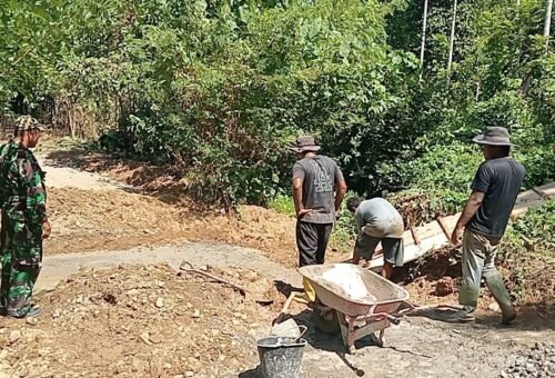 Pembangunan Box Culvert, TNI Bersama Warga Kuatkan Jalan Pertanian