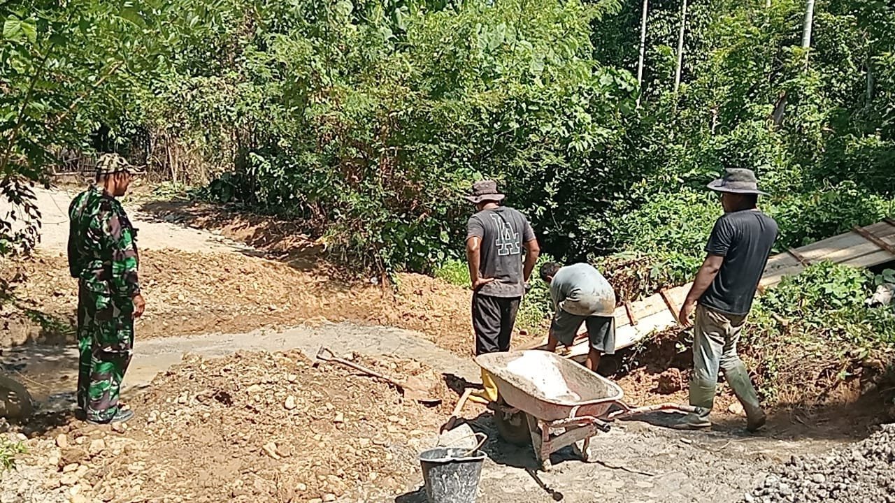 Pembangunan Box Culvert, TNI Bersama Warga Kuatkan Jalan Pertanian