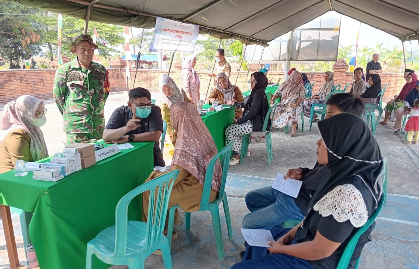 Kolaborasi TNI dan Puskesmas Bunder, Program TMMD ke-129 Kodim 0620 Cirebon Laksanakan Pengobatan Gratis